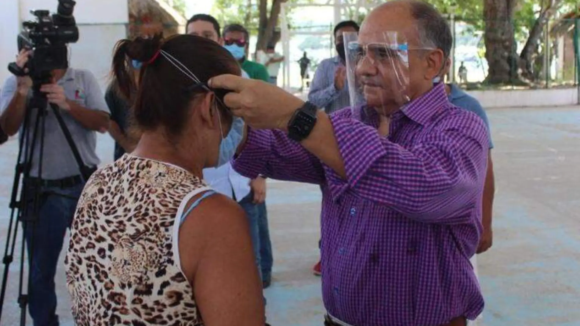 Añorve entrega de lentes